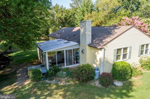 689 Cox Neck Rd, New Castle, DE 19720-5703