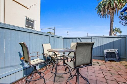 1081 Coronado Ave, Long Beach CA  90803-2621 exterior
