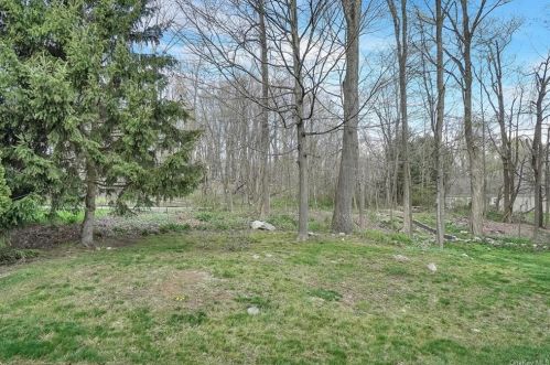 118 Hitching Post Ln, Yorktown Hgts NY  10598-2833 exterior