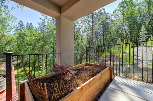 559 Greenwood Dr, Meadow Vista CA  95722-9708 exterior