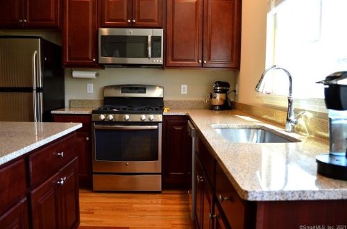 40 Riverview Ct, Brookfield Center, CT 06804-1071