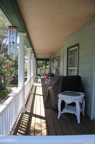 493 Middle Rd, Bay Port NY  11705-1907 exterior