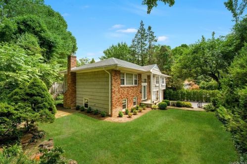 32 Mohegan Pl, New Rochelle, NY 10804-1305