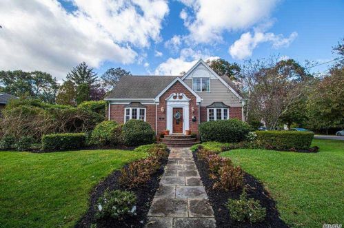 451 Windsor Ave, Brightwaters, NY 11718-1618