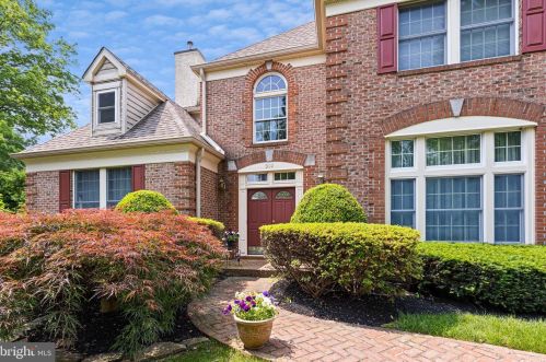 302 Hawthorne Dr, Wilmington DE  19802-1214 exterior