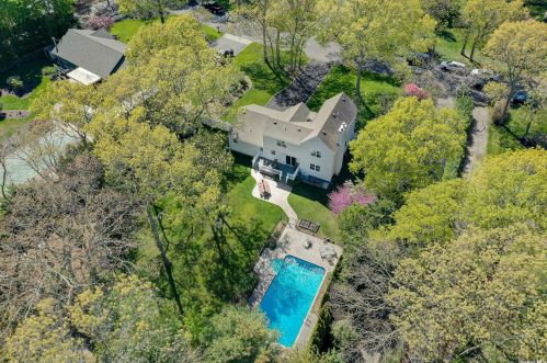 81 Drew Dr, Eastport NY  11941-1334 exterior