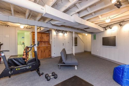 415 Ridge Rd, Middletown CT  06457-5230 exterior