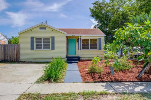 6916 Garden Ave, West Palm Beach, FL 33405-4516