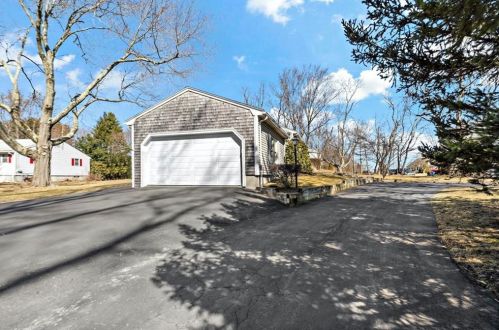 1 Meeting House Rd, Lincoln RI  02865-3806 exterior