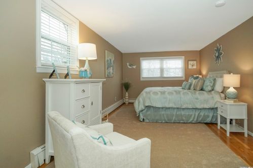 22 Ellen Pl, San Remo NY  11754-3606 exterior