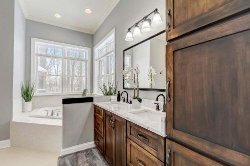 1947 Southwood Trl, West Bend WI  53090-8971 exterior