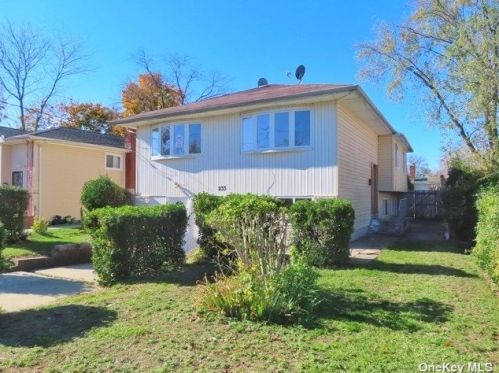 233 Rushmore St, Westbury, NY 11590-3822