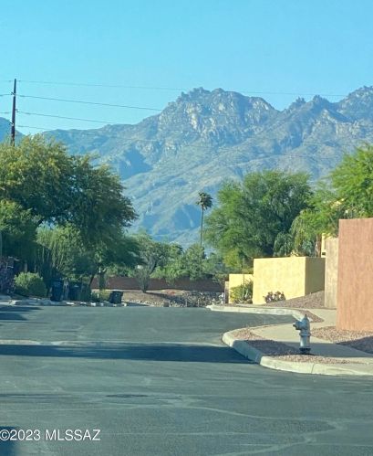 7683 Chase Park Loop, Tucson, AZ 85710-1474
