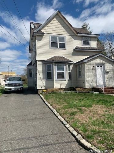 1965 Jackson Ave, Seaford, NY 11783-2648