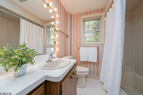 22 Rose Ter, Chatham Township NJ  07928-2070 exterior