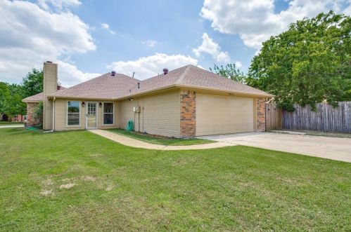 205 Meadow Ln, Denton TX  76207-7410 exterior