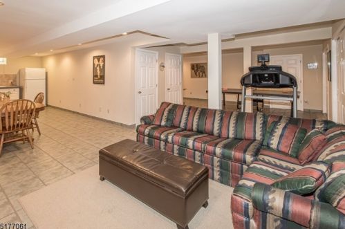 3 Shirewood Dr, Scotch Plains NJ 07076-2513 exterior