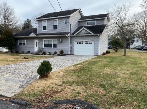 25 Winnie Rd, Center Moriches, NY 11934-3727