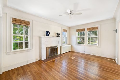 13 Kew Ave, Elwood, NY 11731-1940