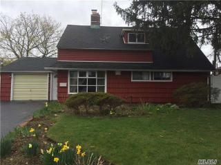 8 Spindle Rd, Hicksville NY  11801-6226 exterior