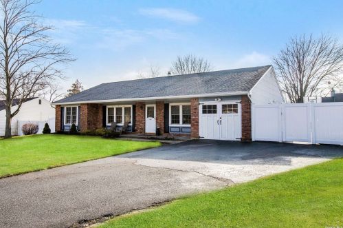 40 Inverness Rd, Holbrook, NY 11741-5016
