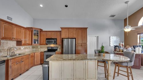 925 202nd Ave, Hollywood FL  33029-3442 exterior