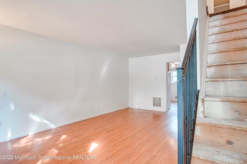 698 Denise Ct, Bricktown, NJ 08724-7182