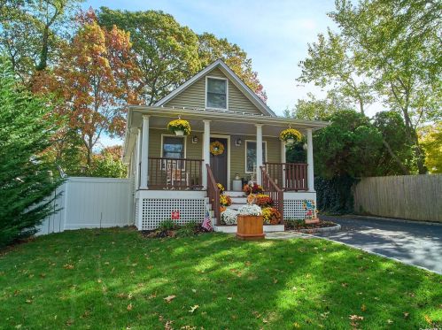 55 Waterville Dr, Scotts Beach, NY 11789-2138