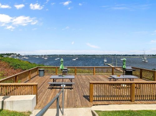 400 Narragansett Pkwy, Warwick RI  02888-4519 exterior