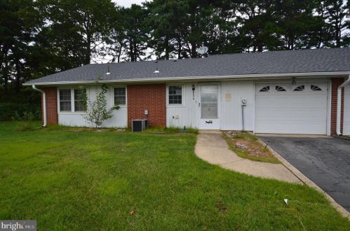 640 Plymouth Dr, Lakewood, NJ 08701-7872