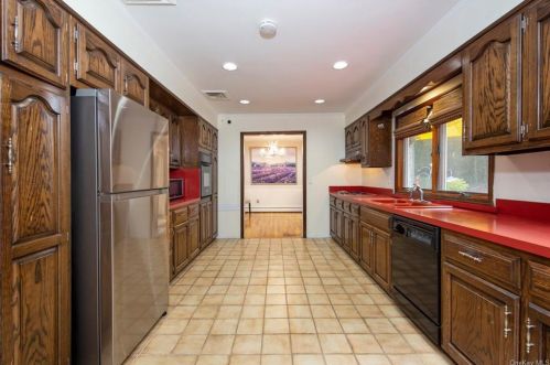 60 Bryant Pond Rd, Tompkins Corners NY  10579-2405 exterior