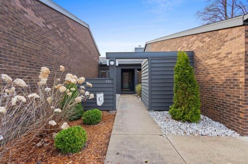126 Webster Heights Dr, Green Bay, WI 54301-2365