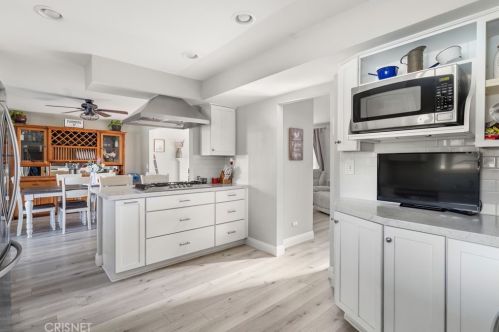 21051 Kingscrest Dr, Santa Clarita CA  91350-1990 exterior