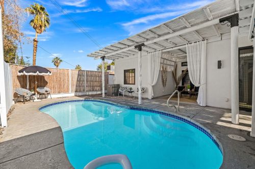 52815 Avenida Alvarado, La Quinta CA  92253-3318 exterior