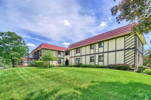 3 Loudon Dr, Fishkill, NY 12524-1826