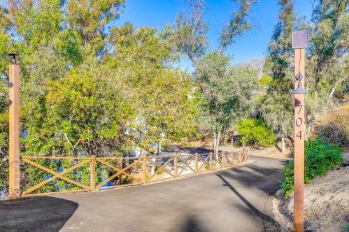 704 Sky Mountain Ln, Alpine, CA 91901-1408