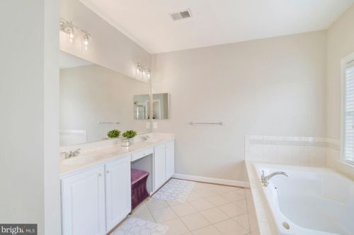 19372 Ml Dm Pl, Leesburg VA 20176-1637 exterior