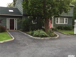 342 Middle Rd, Bay Port, NY 11705-1924