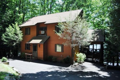 20 Lakeside Dr, Hawley, PA 18438-3011