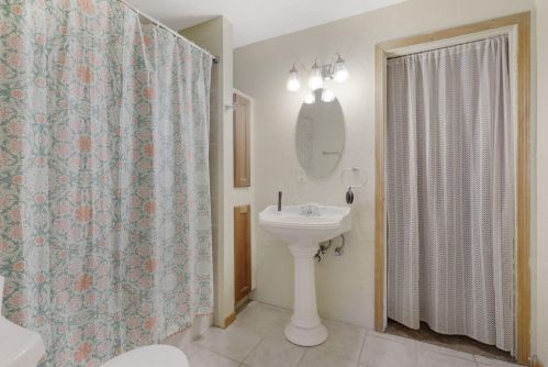 3236 James Ave, Minneapolis MN 55412-2442 exterior