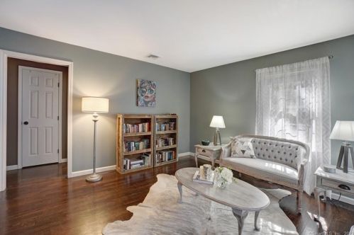 20 Narragansett Trl, Sandy Hook CT 06482-1147 exterior