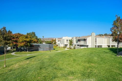 27071 Crossglade Ave, Santa Clarita CA  91351-4109 exterior