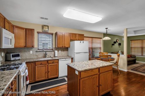 5 Winding River Rd, Lakewood NJ  08701-5734 exterior