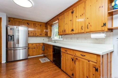 5 Pamela Dr, Wallingford CT  exterior