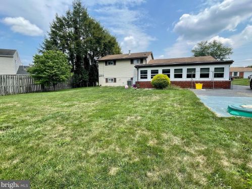 209 Linda Dr, Navy Sup Dpt, PA 17055-3129