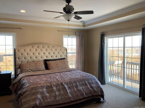 8 Summit Dr, Marlborough NY  12542-6408 exterior