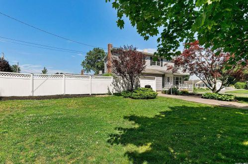 7 Parkside Dr, San Remo, NY 11754-5115