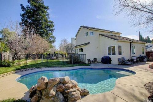 312 Woodstock Cir, Vacaville CA  95687-3317 exterior