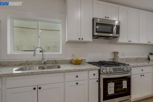1802 88th Ave, Oakland CA  94621-1008 exterior