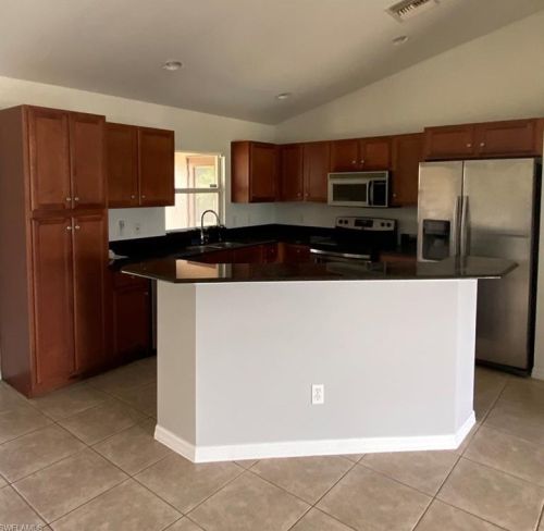 3305 11th St, Lehigh Acres, FL 33976-2937